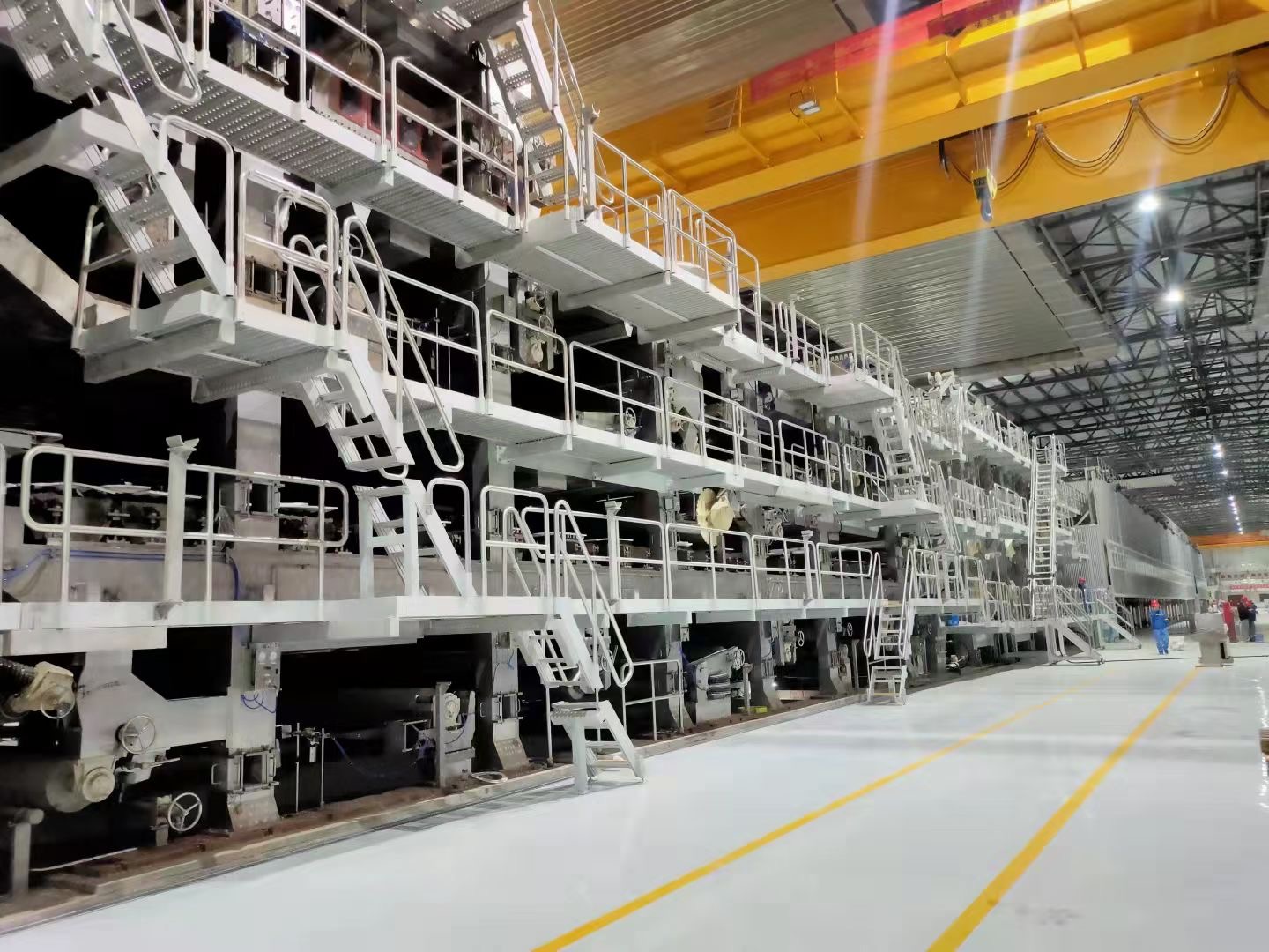 What are the main characteristics of a paper machine?